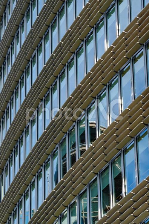朝日で輝くビルの窓 朝日,ビル,輝くの写真素材