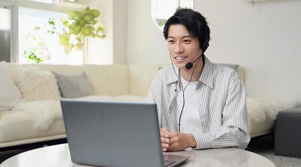 オンラインで面接を行うアジア人男性 オンラインで面接を行うアジア人男性 オンライン,面接,男性の写真素材