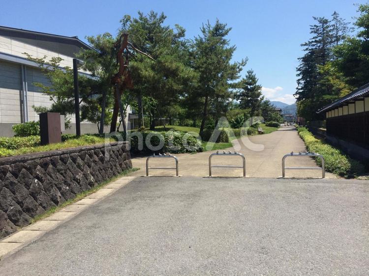 米沢市上杉博物館・置賜文化ホールの脇道 上杉博物館,置賜文化ホール,米沢城の写真素材