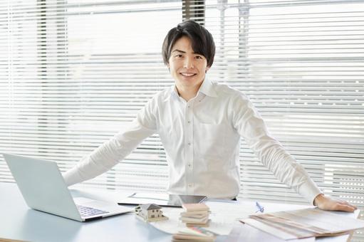 站立在設計辦公室的亞裔男性建築師, JPG 站立在設計辦公室的亞裔男性建築師, JPG
