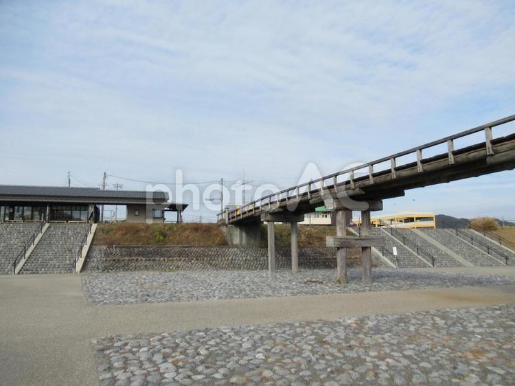 ギネス認定の世界一長い木造歩道橋の蓬莱橋 蓬莱橋,木造,歩道橋の写真素材