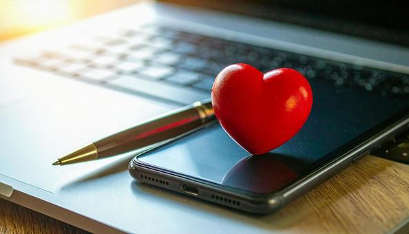 社内恋愛のイメージ ハート PC スマホ 社内恋愛のイメージ ハート PC スマホの写真