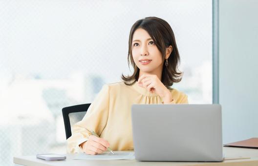 デスクワークをする女性・ビジネスウーマン デスクワークをする女性・ビジネスウーマン 女性,デスクワーク,パソコンの写真素材