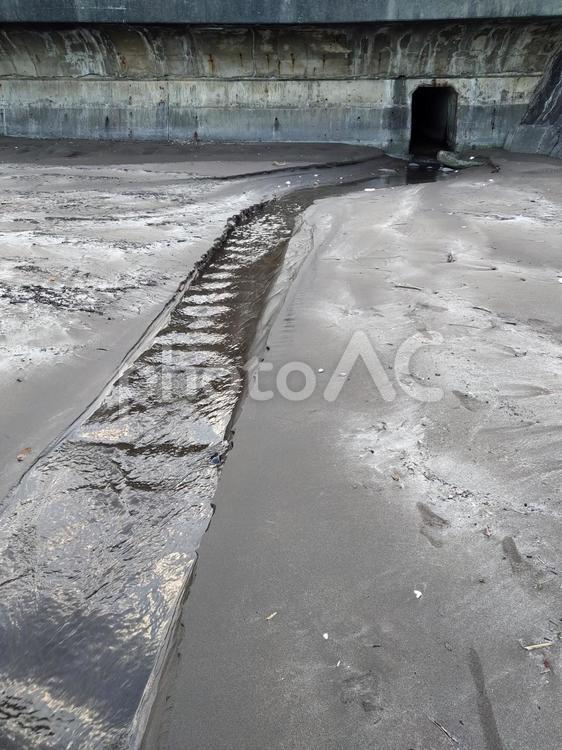 水路から海へ流れ込む水２ 海,砂浜,海辺の写真素材