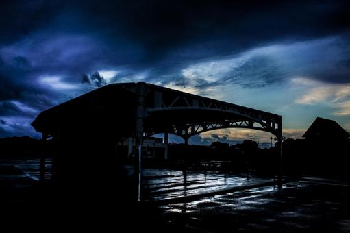 <素材>雨の夕暮れのキャンプ場のテント <素材>雨の夕暮れのキャンプ場のテント 空,リフレクション,水溜まりの写真素材
