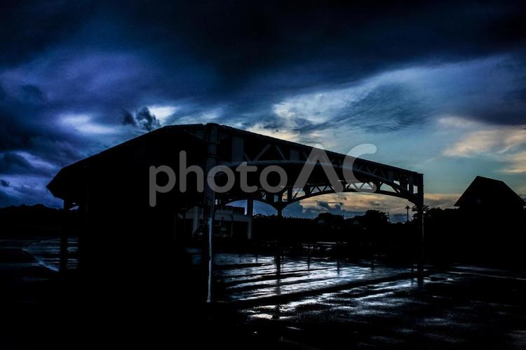 ＜素材＞雨の夕暮れのキャンプ場のテント 空,リフレクション,水溜まりの写真素材