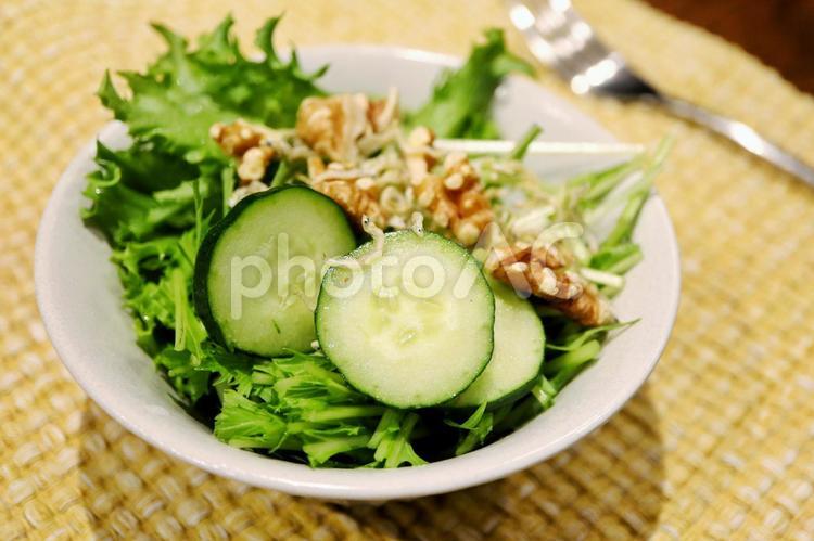 くるみと水菜のサラダ サラダ,洋食,くるみの写真素材
