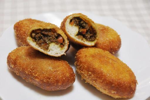 手作りカレーパン 手作りカレーパン,カレーパン,揚げ物の写真素材