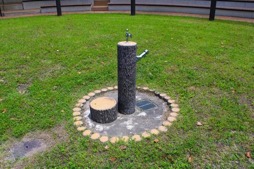 公園の水飲み場の写真