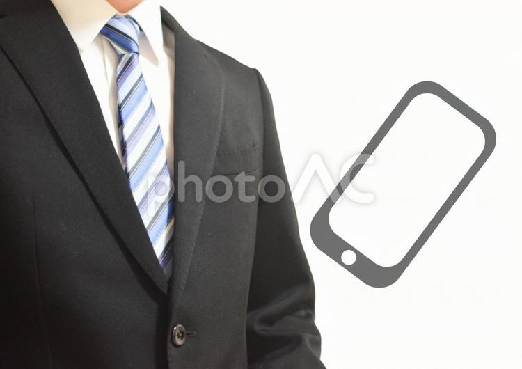 リクルートスーツの男性とスマホ iphone,携帯,スマートフォンの写真素材