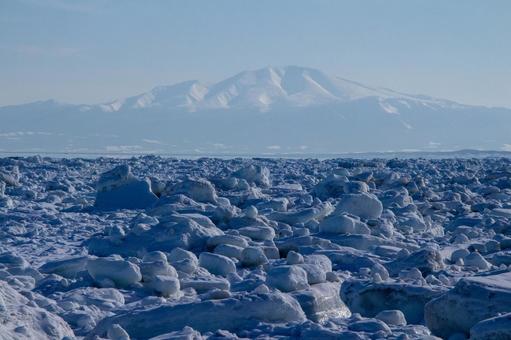 流氷原の彼方に望む海別岳 流氷原の彼方に望む海別岳 流氷,海別岳,流氷原の写真素材