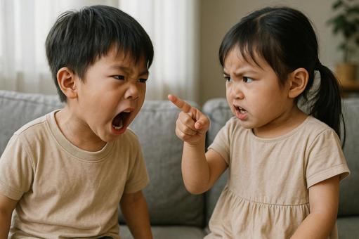 こどもたちの喧嘩 こどもたちの喧嘩の写真