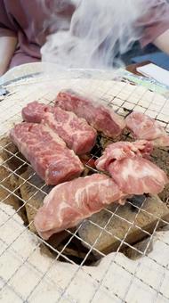 ホルモン焼肉屋で七輪炭焼き カルビ ホルモン焼肉屋で七輪炭焼き カルビ 焼肉,カルビ,七輪の写真素材