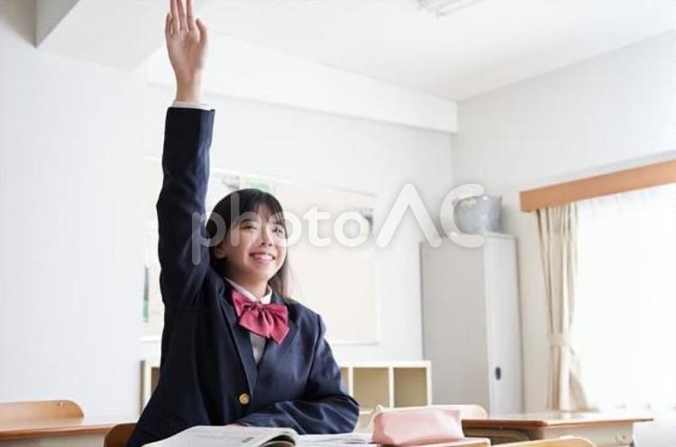 教室で手を挙げる日本人女子中学生 中学生,女子,日本人の写真素材