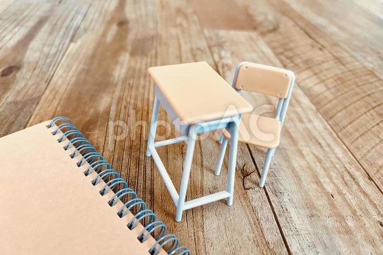 机と木目背景 勉強,勉強イメージ,塾の写真素材