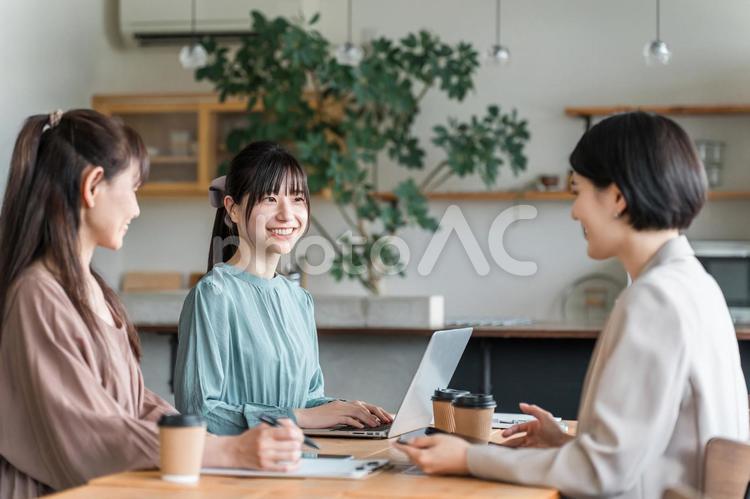 ミーティング・会議を行うビジネスウーマン ビジネス,ミーティング,打ち合わせの写真素材