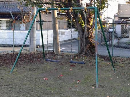 夕陽のブランコ ブランコ,公園,遊具の写真素材