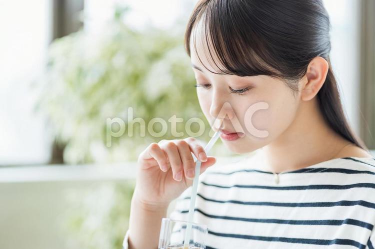 カフェで待ち合わせをする女子大学生。 女性,カフェ,待ち合わせの写真素材