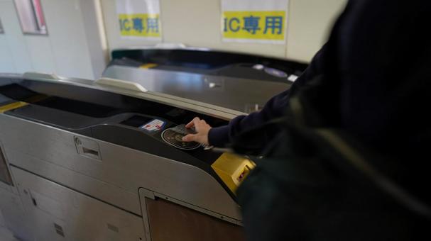 自動改札を通過する女性 自動改札を通過する女性の写真