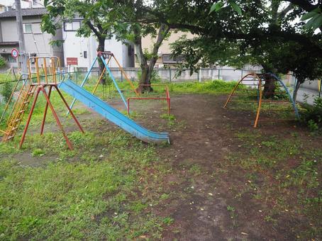哀愁漂う草の生えた公園 公園,滑り台,哀愁の写真素材