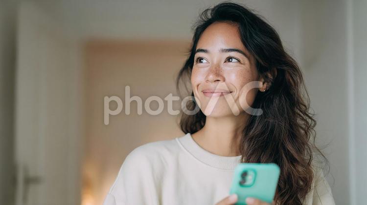 明るい笑顔でくつろぐ日常 女性,若い,笑顔の写真素材