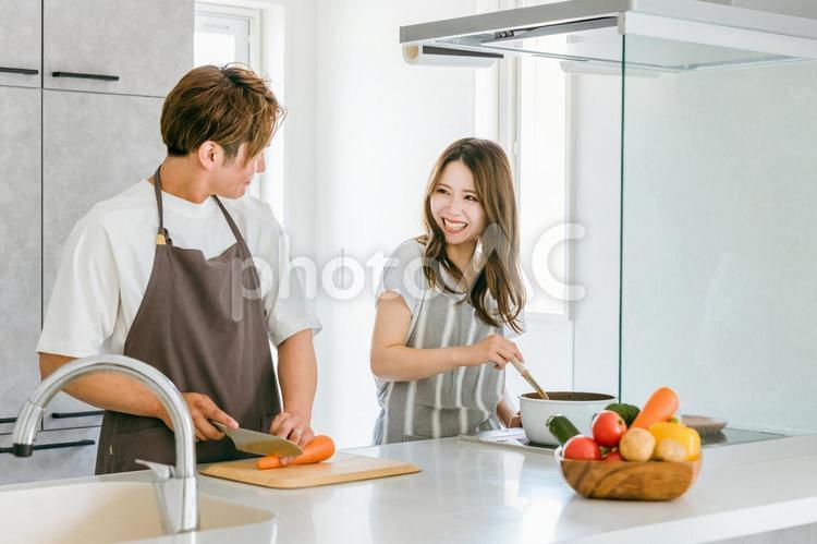 家で一緒に料理を作る日本人夫婦 料理,キッチン,家事の写真素材