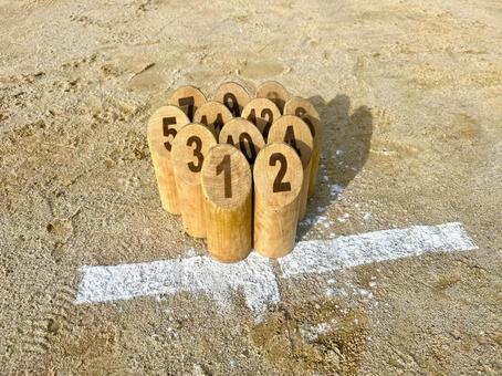 朝日を浴びるモルックのピン1 モルック,molkky,フィンランドの写真素材