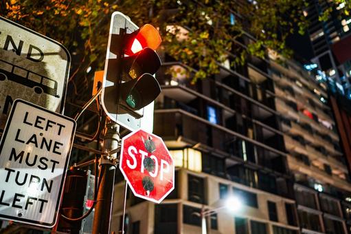 信号機と標識のアップ写真 信号機,標識,赤信号の写真素材