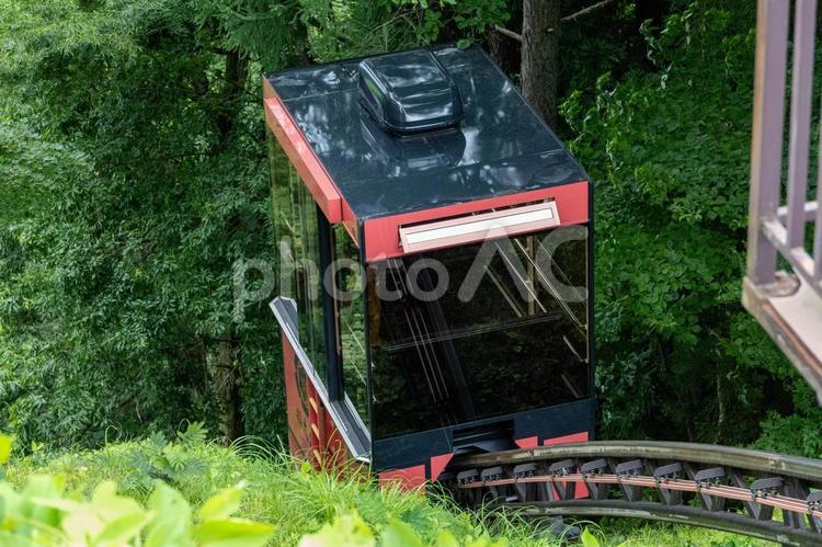 稲庭城の赤いスロープカー 稲庭城,スロープカー,椅子の写真素材