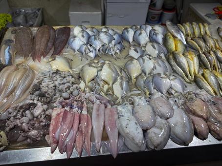 アジアの市場で売られる新鮮な海鮮 アジアの市場で売られる新鮮な海鮮 海鮮,市場,魚介類の写真素材