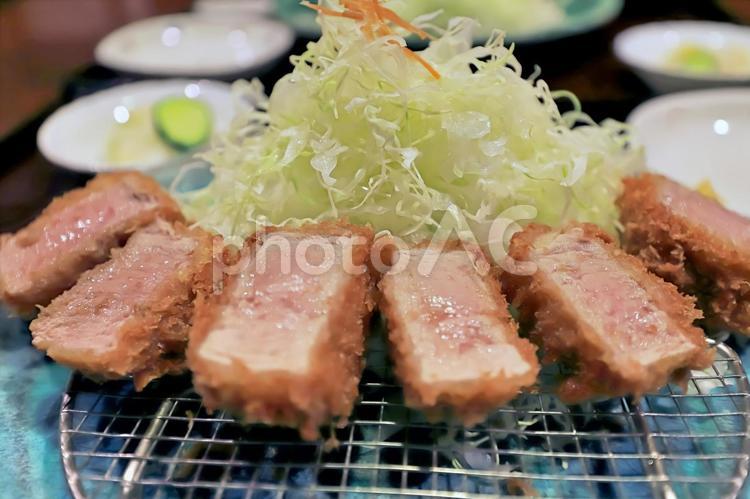 厚切り・とんかつとキャベツ とんかつ,キャベツ,厚切りの写真素材