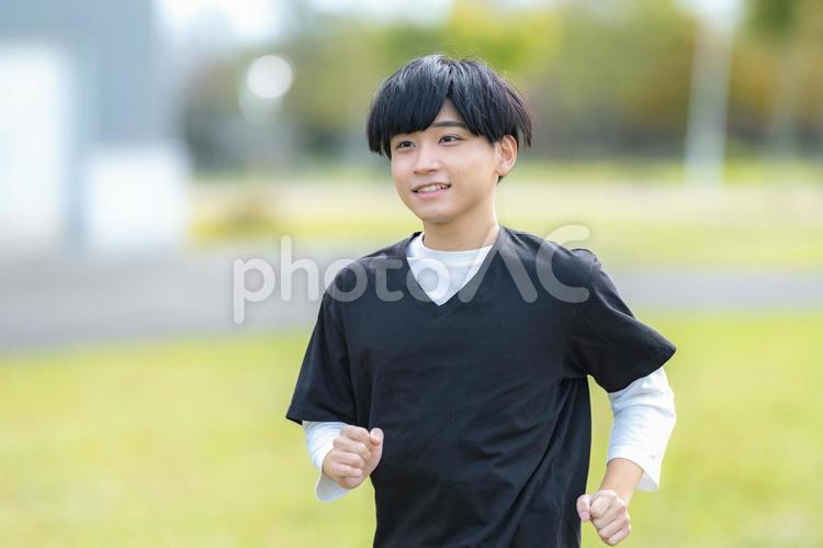 笑顔で走る爽やかな男性 ランニング,ジョギング,ウォーキングの写真素材