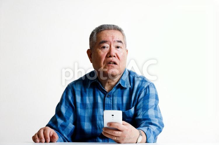 高齢者男性とスマートフォン おじいさん,スマホ,高齢者の写真素材