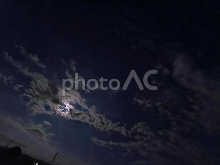 夏、田舎の夜、月と雲 夜空,月,田舎の写真素材