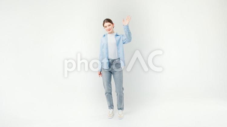 手を振る笑顔の外国人女性 女性,笑顔,バイバイの写真素材