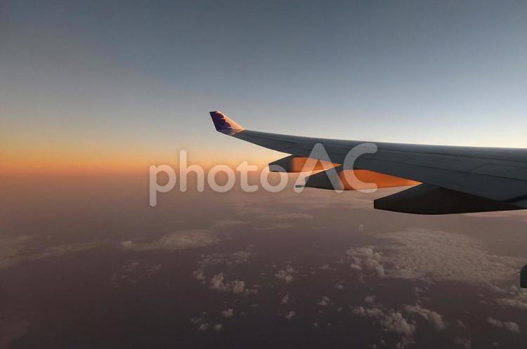 夕暮れ・窓からの風景 飛行機,日暮れ,夕暮れの写真素材