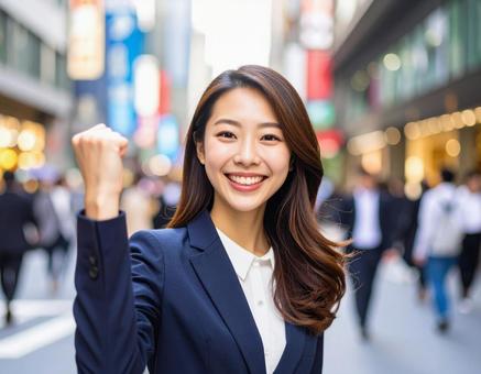 ガッツポーズの女性 ガッツポーズの女性の写真