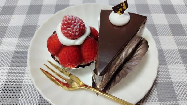 ケーキ2個 ケーキ2個の写真