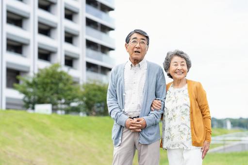 散歩するシニアの夫婦 散歩するシニアの夫婦 シニア,夫婦,セカンドライフの写真素材