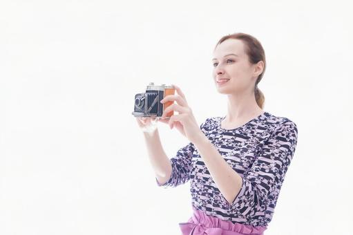 カメラを使う若い女性 カメラを使う若い女性 先生,一眼レフ,女性の写真素材