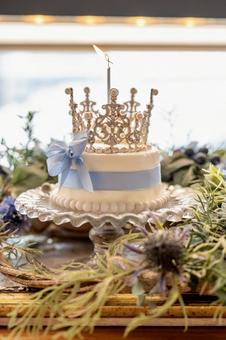 王冠モチーフが美しいケーキと青いリボン 王冠モチーフが美しいケーキと青いリボン ケーキ,誕生日,記念日の写真素材