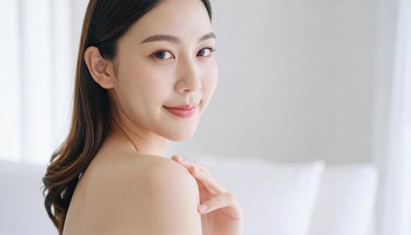 自宅でお化粧をする女性 自宅でお化粧をする女性の写真