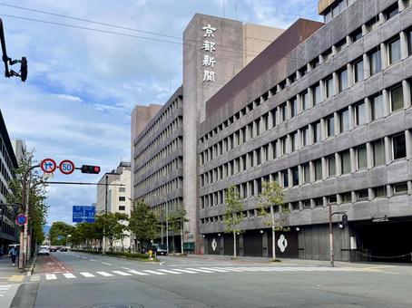 京都新聞本社と烏丸通 京都市,烏丸通,大通りの写真素材