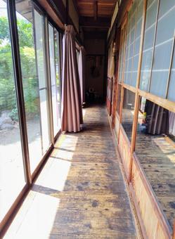 日本家屋 廊下 縁側,床,古いの写真素材