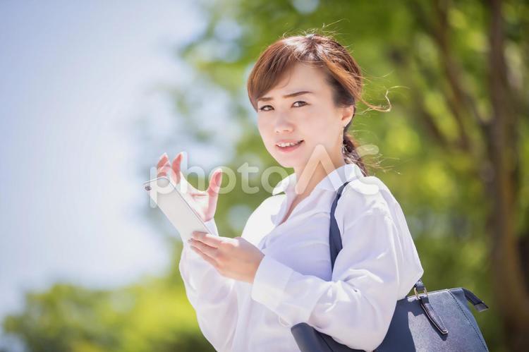 スマホを見て怒る女性 スマホ,悔しい,イライラの写真素材