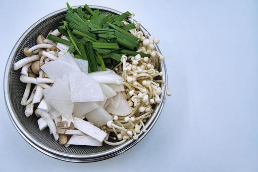 冬のお鍋の具材　きのこ類多め　右スペース 鍋,具材,野菜の写真素材