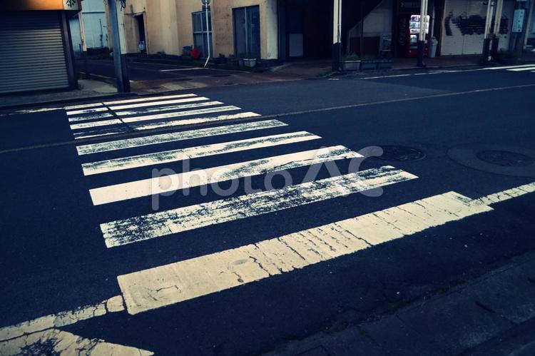 商店街の横断歩道 横断歩道,歩道,消雪パイプの写真素材