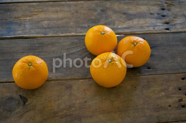 木の机にオレンジがある景色 オレンジ,みかん,柑橘の写真素材