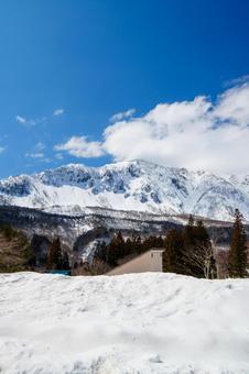 250320秋山郷和山からの鳥甲山 250320秋山郷和山からの鳥甲山の写真