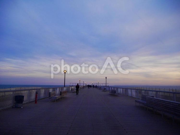 コニーアイランドの夕暮れ ビーチ,ニューヨーク,海の写真素材
